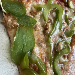 Pizza w/ sausage &amp; green peppers close up