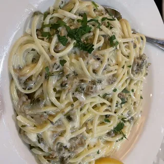 Linguine with Clams (Red Sauce)