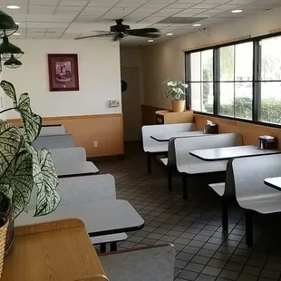 Plenty of seating. Most people use the drive through I would assume.