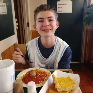 The spaghetti and meatballs with garlic bread