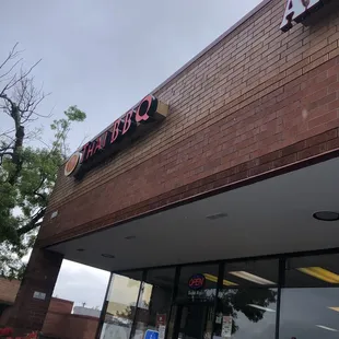 the outside of the restaurant