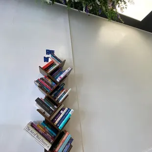 Such nice decor details &amp; books to read