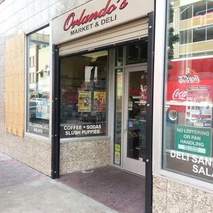 Orlando&apos;s Market and Deli - The entrance