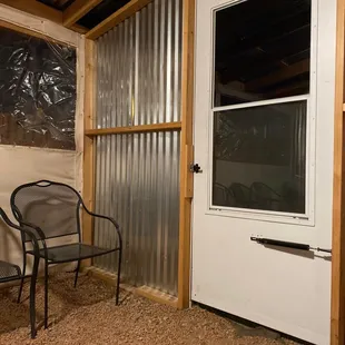 Heated waiting building. 20 min wait for Tue night.