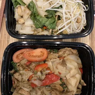 34. Kwoey Teaw Gai Kuae