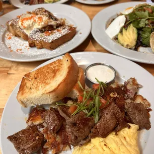 steak&amp;eggs, papás locos, dragon potatos, and carrot cake french toast