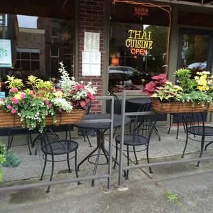 Outdoor Seating / Restaurant Side