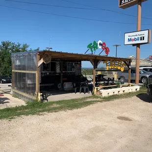 the outside of a restaurant