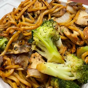 Hibachi Noodles with Chicken and broccoli