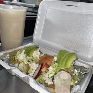 Unas Sopes de Asada Y dos Tacos dorados  Mira que beuno se mida