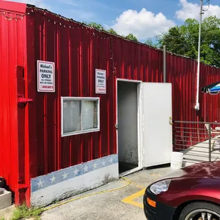 the outside of a restaurant