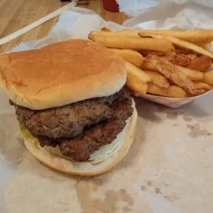 Oscar burger with seasoned fries