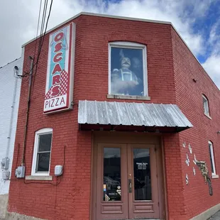 Exterior and entrance to Oscar's Pizza