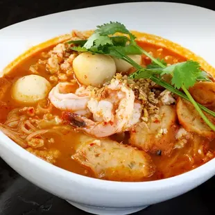Osha Tom yum Noodle: Spicy and sour soup, shrimps, ground pork, fish balls, bean sprouts, and lemongrass.