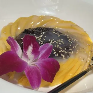 Mango with sticky black rice.