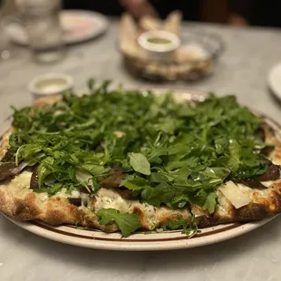 Funghi pizza with arugula