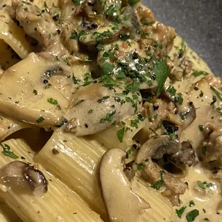 Rigatoni alla Norcina con crema di Pecorino