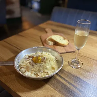 Prosecco, garlic bread and Fettuccine carbonara.