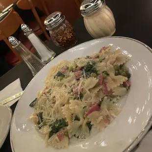 Farfalle with ham, peas and garlic