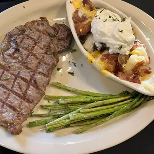 Steak, asparagus and mashed potato