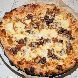 Wild Mushrooms &amp; Caramelized Onions Pizza | Instagram: @telephonesmoothie