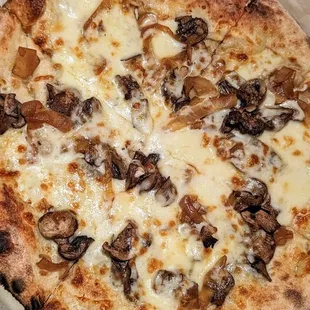 Wild Mushrooms &amp; Caramelized Onions Pizza | Instagram: @telephonesmoothie