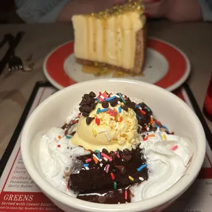 Brownie hot fudge sundae