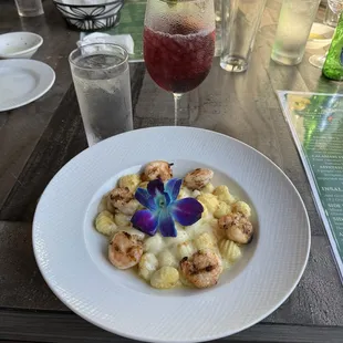 My plate with modifications on the menu. Pulpo alla Grilia  Riquísimo!Yummy!No seasoning just salt and knoqui y mi sangría rica!