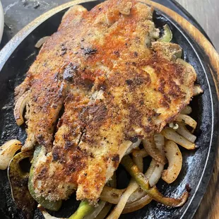 Un platillo de filete y viene con arroz, ensalada, y papas