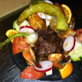 Molkajetito de arracherita chef especial no solamente tenemos mariscos tambien tenemos different es carnes