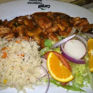 filete ala ta lla este filete es de pescado blanco del lago superior de canada ba con su salsa tallado con camarones y epazote