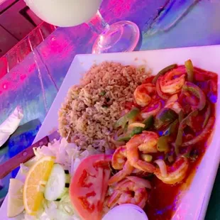 Devil shrimp with rice and salad