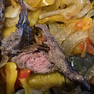 La carne cruda con mal sabor pesimo este lugar