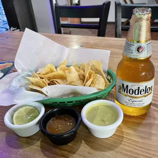 Chips, Salsa, Cerveza