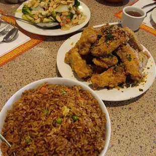 7/12/2024. Steamed white rice or fried rice comes with the entrées here!   Salted pepper chicken wings and almond chicken.