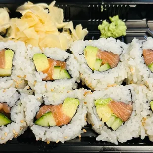 Salmon Roll (8pcs)