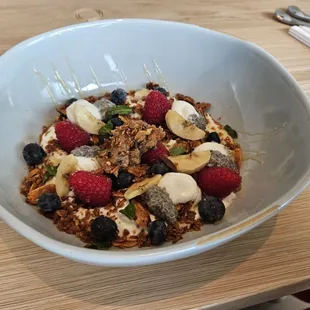 Granola breakfast bowl