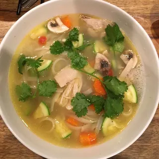 CALDO DE POLLO