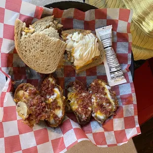 a plate of breakfast foods