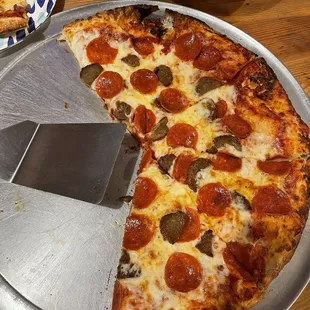 Peperoni and meatball pizza
