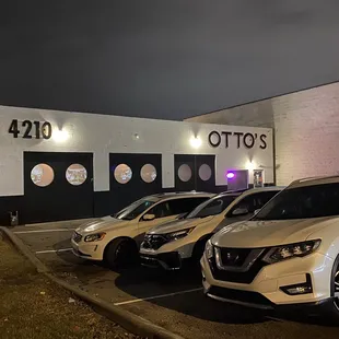 a row of cars parked in front of a building