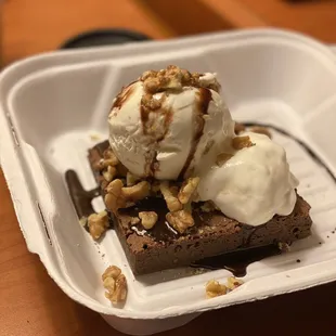 Black Mo Brownie (to go) you put it together yourself and YUM!