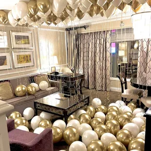Gold &amp; Lace 60 floor and 100 ceiling balloons setup in the Venetian hotel.