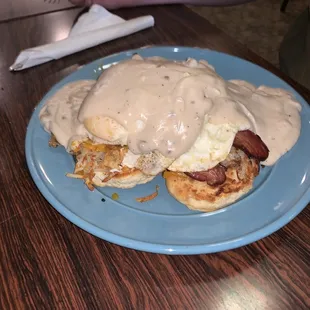 a plate of breakfast food