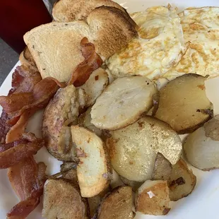 Eggs, home fries, rye toast with bacon