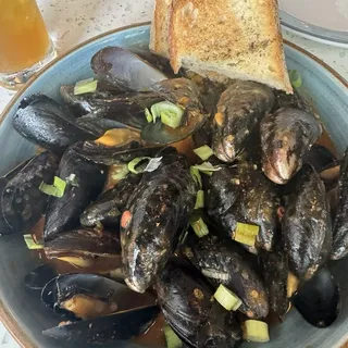 Mydia Ahnista (Steamed Mussels)