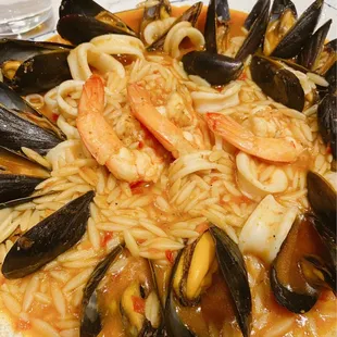 a plate of pasta with shrimp and musselling
