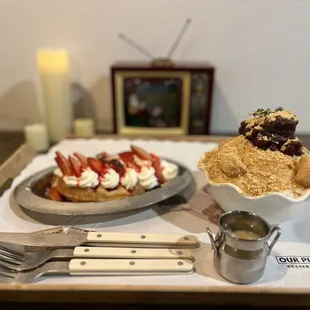 Strawberry croffle and injeolmi bingsu