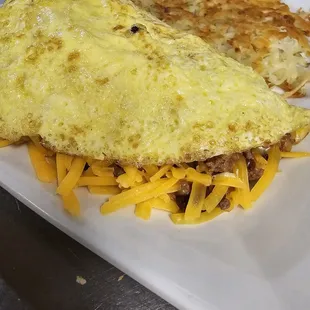 an omelet and hash browns