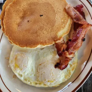 2 eggs medium 2 slices of bacon 2 pancakes